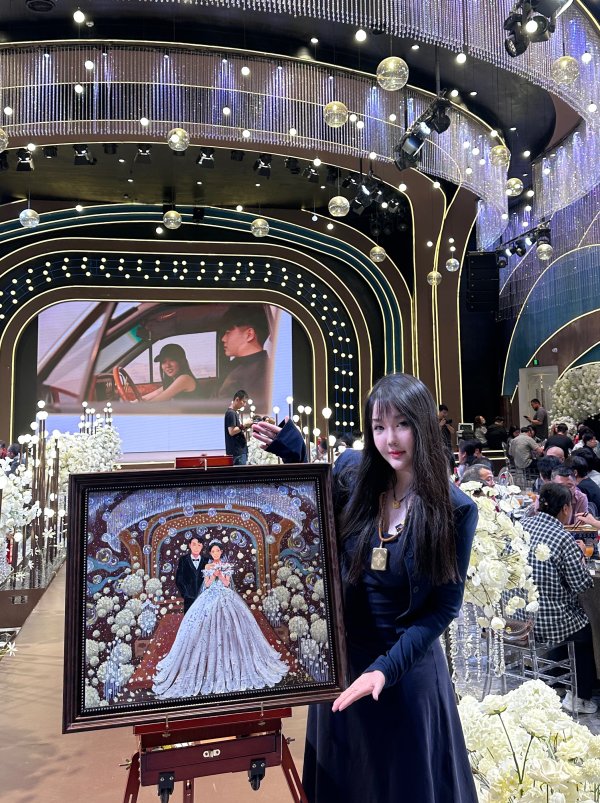 N配资 定格幸福瞬间！“95后”婚礼绘画师月入2万 订单排到明年9月