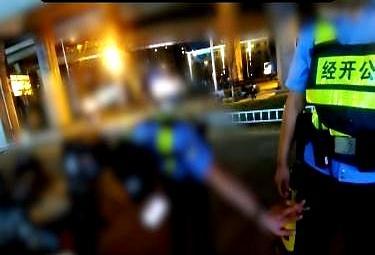 笑赢配资 外卖小哥中暑倒地 民警驱车送医 暖心救助获点赞