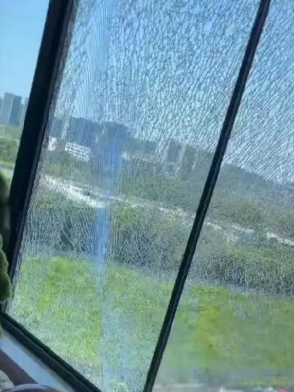 盘配资 女子称家中钢化玻璃被热爆炸 高温天气频发玻璃自爆