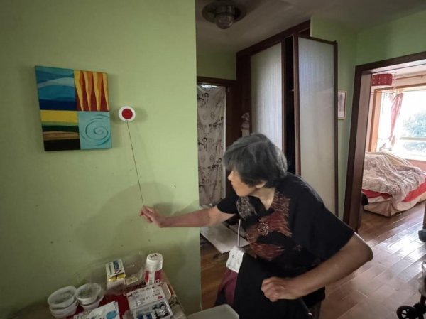 旭阳配资 守护独居老人居家安全，定海路街道“一键通”成生命防线